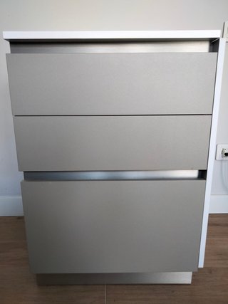 Cajonera moderna blanca y plata