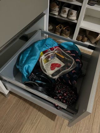 Cajonera moderna blanca y plata