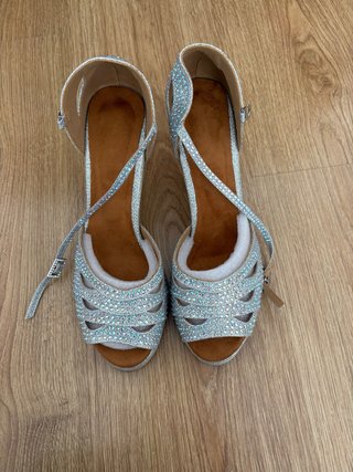 Zapatos de fiesta plateados talla 38. Sin usar