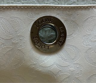 Bolso de mano Loewe blanco roto.