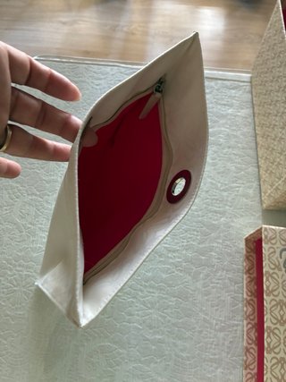 Bolso de mano Loewe blanco roto.
