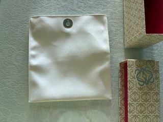 Bolso de mano Loewe blanco roto.
