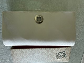 Bolso de mano Loewe blanco roto.