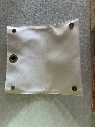 Bolso de mano Loewe blanco roto.