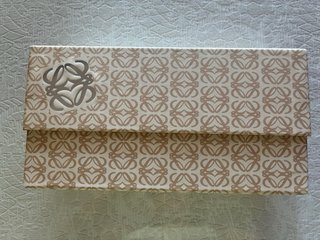 Bolso de mano Loewe blanco roto.