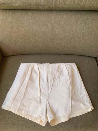 Mono corto beige de la marca Muse
