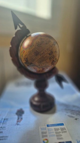 Globo terráqueo antiguo de madera
