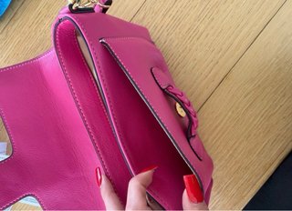 Borsa Love Moschino fucsia con dettagli oro