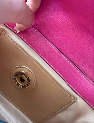 Borsa Love Moschino fucsia con dettagli oro