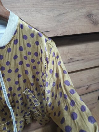 Bomber de seda con lunares