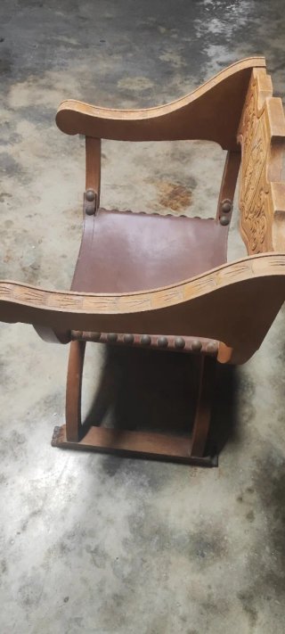 Silla antigua de madera tallada