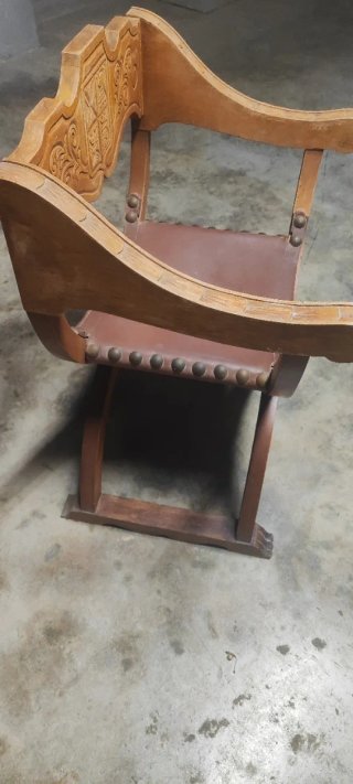 Silla antigua de madera tallada