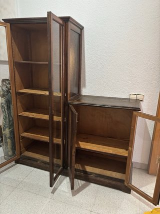 Mueble de madera con vitrina y estantes