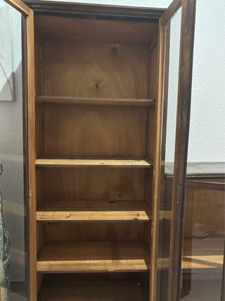 Mueble de madera con vitrina y estantes