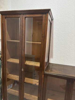 Mueble de madera con vitrina y estantes