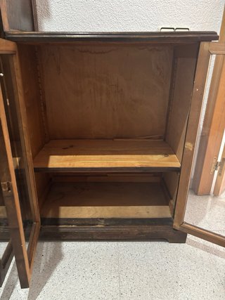Mueble de madera con vitrina y estantes