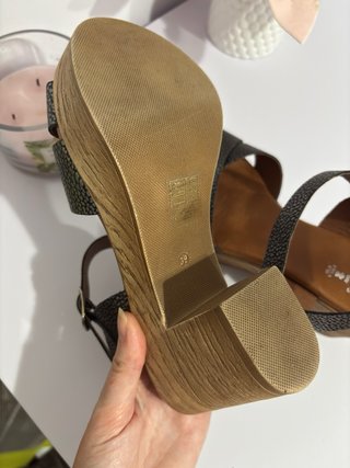 Sandalias tacón plataforma negras y plateadas
