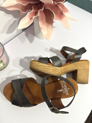 Sandalias tacón plataforma negras y plateadas