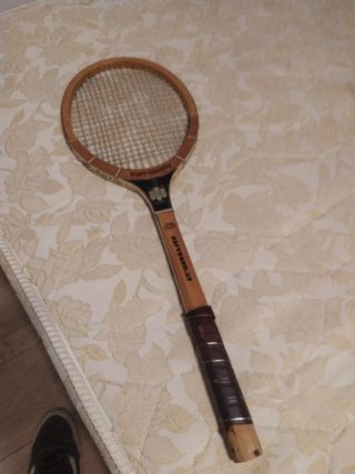 Raqueta de tenis antigua de madera