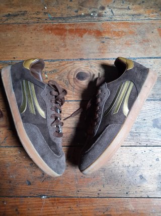 Zapatillas Marrones y Doradas