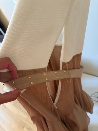 Vestido beige con cinturón y volantes
