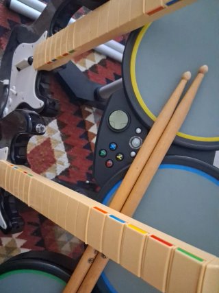 ​Xbox 360: Batería, pedal, 2 guitarras y teclado