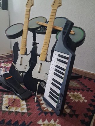 ​Xbox 360: Batería, pedal, 2 guitarras y teclado