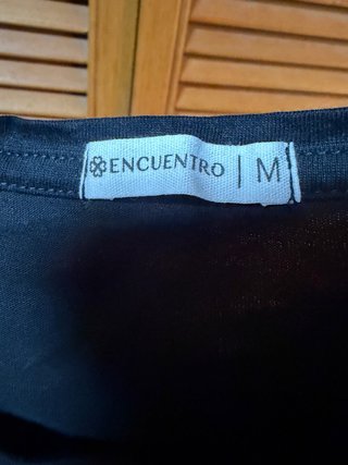 Camiseta negra con flor de pedrería
