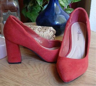 Zapatos de tacón rojos