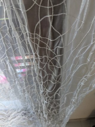 Tende trasparenti con decoro bianco