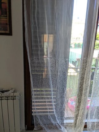 Tende trasparenti con decoro bianco