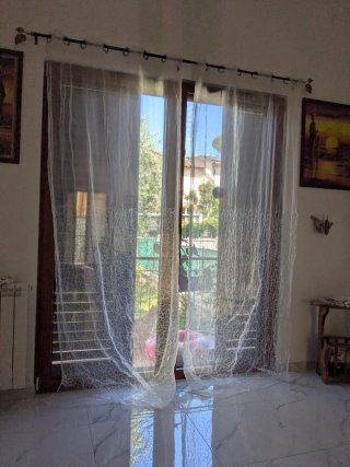 Tende trasparenti con decoro bianco