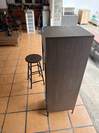 Mesa de bar alta con taburete