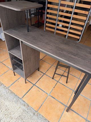 Mesa de bar alta con taburete