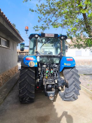 New Holland T5.105 con pala