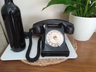 Antiguo teléfono de baquelita con dial.