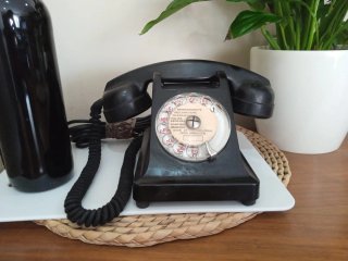 Antiguo teléfono de baquelita con dial.
