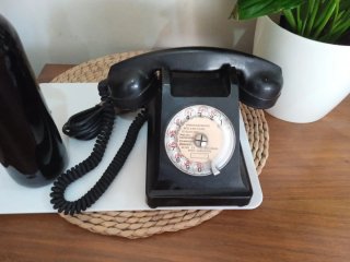 Antiguo teléfono de baquelita con dial.