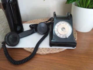 Antiguo teléfono de baquelita con dial.