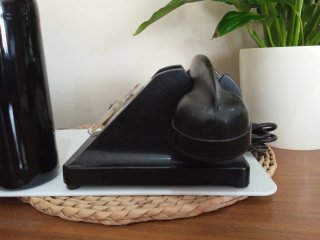 Antiguo teléfono de baquelita con dial.