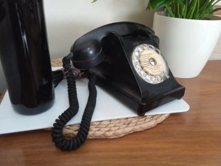 Antiguo teléfono de baquelita con dial.
