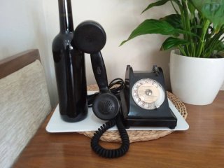 Antiguo teléfono de baquelita con dial.