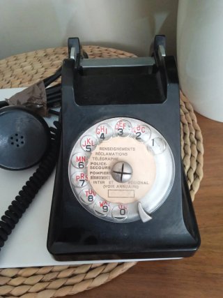 Antiguo teléfono de baquelita con dial.