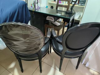 2 Sillas Negras Estilo Clásico y mesa