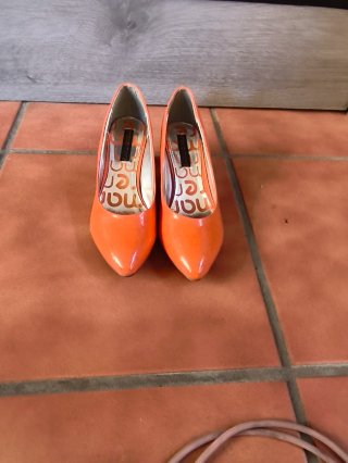 Zapatos de tacón naranjas