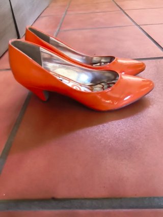 Zapatos de tacón naranjas
