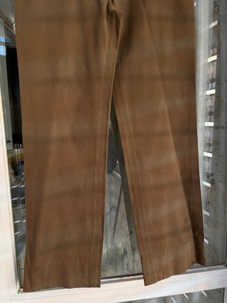 Pantalón de mujer en color marón de Zara