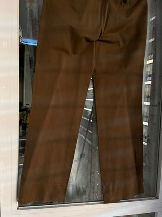 Pantalón de mujer en color marón de Zara