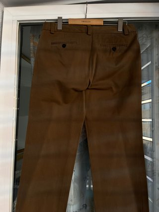 Pantalón de mujer en color marón de Zara