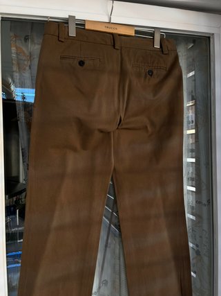 Pantalón de mujer en color marón de Zara